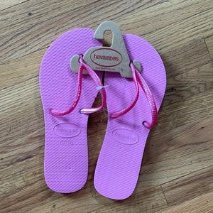 Brand new thin strap pink havaianas. With tags